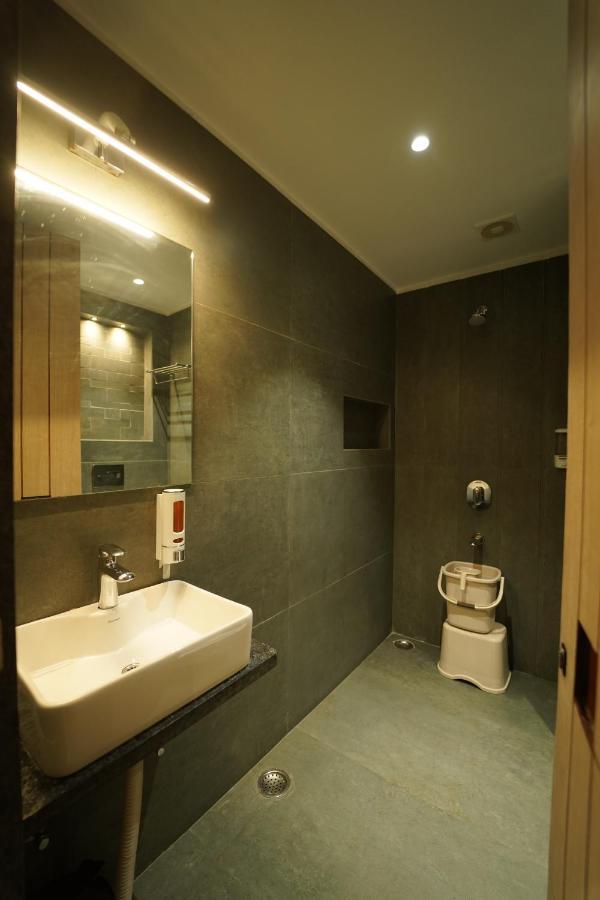 Hotel Laksh Райпур Экстерьер фото